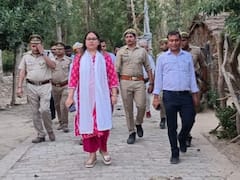 गोंडा में डीएम की छापेमारी में कस्तूरबा गर्ल्स स्कूल से गायब मिली 89 लड़कियां, वार्डन समेत 4 के खिलाफ FIR