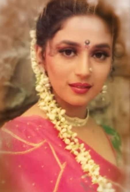 माधुरी दीक्षित फिल्म तेजाब से रातों रात स्टार बन गई थीं. उनके गाने एक दो तीन ने उन्हें दर्शकों के बीच नई पहचान दी.