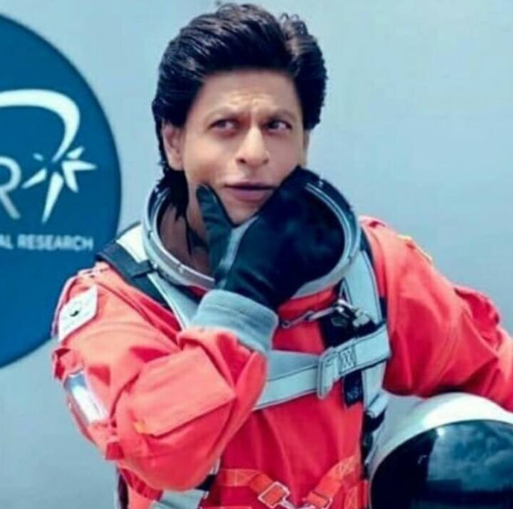 साल 2018 में शाहरुख खान की भी एक फिल्म आई थी जो ग्लैमर और चकाचौंध से भरी थी पर लास्ट में फिल्म को स्पेस से भी जोड़ दिया गया था.