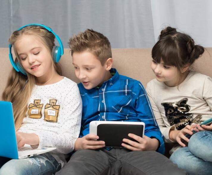 ਸਕੂਲੀ ਬੱਚਿਆਂ ਦੀ ਗੈਜੇਟਸ 'ਤੇ ਜ਼ਿਆਦਾ ਸਮਾਂ ਬਿਤਾਉਣ ਦੀ ਆਦਤ ਪੂਰੀ ਦੁਨੀਆ ਦੇ ਮਾਪਿਆਂ ਦੀ ਚਿੰਤਾ ਵਧਾ ਰਹੀ ਹੈ। ਅਮਰੀਕਾ ਦੀ ਯੂਨੀਵਰਸਿਟੀ ਆਫ ਮਿਸ਼ੀਗਨ ਦੇ ਤਾਜ਼ਾ ਸਰਵੇਖਣ 'ਚ ਸਕਰੀਨ ਟਾਈਮ ਵਧਣ ਦਾ ਬੱਚਿਆਂ ਦੇ ਰਵੱਈਏ 'ਤੇ ਅਸਰ ਸਾਹਮਣੇ ਆਇਆ ਹੈ। ਰਿਪੋਰਟ ਮੁਤਾਬਕ ਸੋਸ਼ਲ ਮੀਡੀਆ ਤੇ ਵੀਡੀਓ ਗੇਮਾਂ ਦੀ ਆਦਤ ਬੱਚਿਆਂ ਦਾ ਮਿਜਾਜ਼ ਵਿਗਾੜ ਰਹੀ ਹੈ।