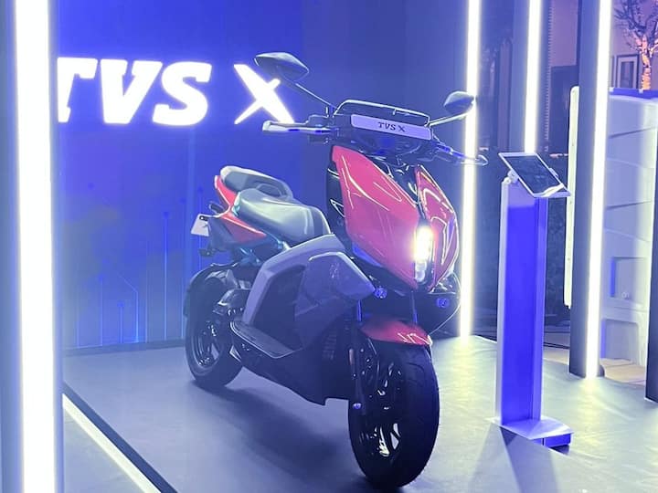 In terms of safety and technology, the X is equipped with a single-channel ABS system. The standout feature, however, is the large 10.25-inch touchscreen display, which comes loaded with features such as Bluetooth connectivity, video playback, cruise control, and a hill hold function. (Image Source: Somnath Chatterjee)