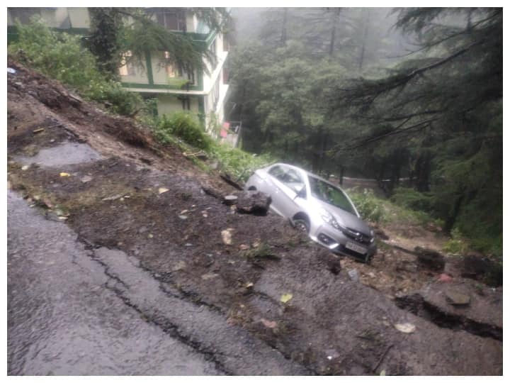 Shimla: हिमाचल प्रदेश की राजधानी शिमला में देर रात से शुरू हुई बारिश ने जमकर तबाही मचाई है.
