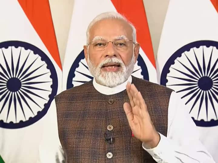 पीएम मोदी ने आगे कहा, ‘‘यह पल अविस्मरणीय है, यह क्षण अभूतपूर्व है, यह क्षण विकसित भारत के शंखनाद का है. यह क्षण नए भारत के जयघोष का है. यह क्षण मुश्किलों के महासागर को पार करने का है. यह क्षण जीत के चंद्र पथ पर चलने का है. यह क्षण 140 करोड़ धड़कनों के सार्म्थय का है. यह क्षण भारत में नई ऊर्जा, नये विश्वास, नई चेतना का है. ये क्षण भारत के उदयमान भाग्य के आह्वान का है.’’