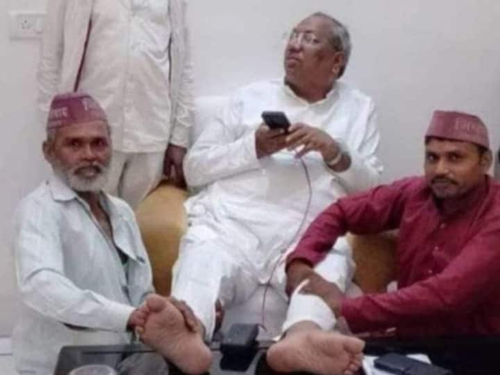 cabinet minister Sanjay Nishad photo viral while getting foot massage Congress React Sanjay Nishad: कैबिनेट मंत्री संजय निषाद की पैर दबवाते फोटो वायरल, कांग्रेस बोली- 'आंखों का पानी सूख गया'