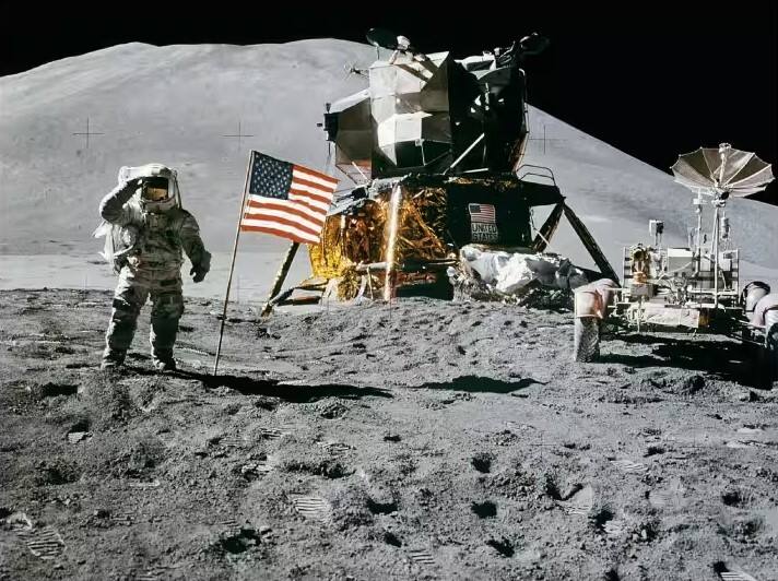 आता प्रश्न असा आहे की चंद्राचा आकार नेमका कसा आहे. तर याचं उत्तर आहे की चंद्राचा आकार अंडाकार आहे, तो पूर्णत: गोल नाही.