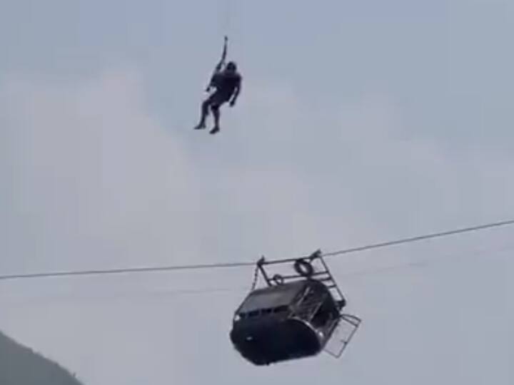 Pakistan Chairlift Rescue: पाकिस्तान में 14 घंटे की जद्दोजहद के बाद बचाए गए चेयरलिफ्ट में फंसे लोग, 900 फुट के ऊंचाई से हुआ रेस्क्यू Pakistan Interim PM Anwarul Haque Kakar Informed that all student stuck in Battagram Khyber Pakhtunkhwa chairlift were rescued Pakistan Chairlift Rescue: पाकिस्तान में 14 घंटे की जद्दोजहद के बाद बचाए गए चेयरलिफ्ट में फंसे लोग, 900 फुट के ऊंचाई से हुआ रेस्क्यू