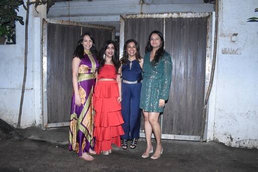 तेजस्विनी कोल्हापुरे की पार्टी में कई सेलेब्स ने शिरकत की. जिनके साथ एक्ट्रेस ने पैपराजी को कई सारे पोज भी दिए..