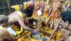 Jejuri News : चांद्रयानाच्या यशस्वी लँडिंगसाठी जेजुरीत खंडोबाला दुग्धाभिषेक