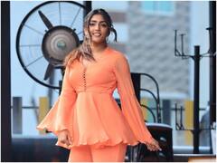 Eesha Rebba Photo Gallery : ఈషా రెబ్బా - మోడ్రన్ డ్రస్‌లో అదిరిందబ్బా!