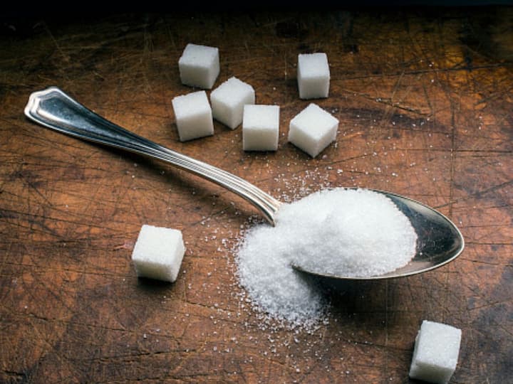 High Sugar Prices: ચોખા, ઘઉં અને કઠોળ બાદ હવે મોંઘી ખાંડ મોંઘવારી વધારવાની તૈયારી કરી રહી છે. તહેવારો પર ખાંડ મોંઘી થવા લાગી છે.