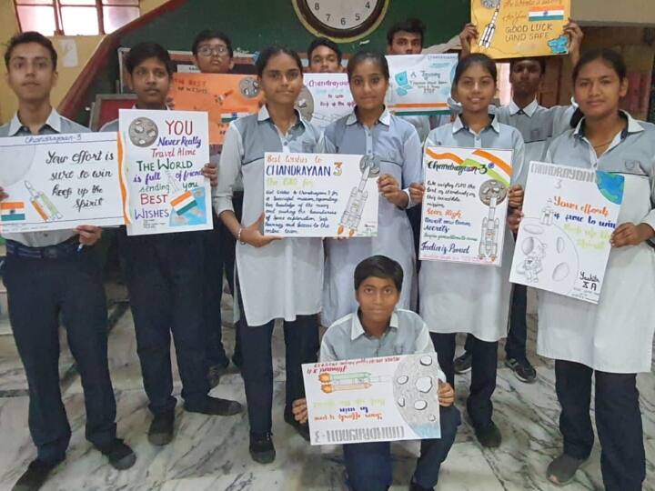 Chandrayaan 3 Moon Landing: चंद्रयान-3 की सफल लैंडिंग के लिए पूरा देश कर रहा दुआ, दिल्ली के स्कूली बच्चों ने दी ऐसे शुभकामनाएं Chandrayaan 3 Moon Landing Live Updates whole country prayed Delhi school children gave such wishes ANN Chandrayaan 3 Moon Landing: चंद्रयान-3 की सफल लैंडिंग के लिए पूरा देश कर रहा दुआ, दिल्ली के स्कूली बच्चों ने दी ऐसे शुभकामनाएं