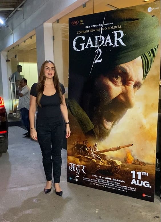 कुछ दिन पहले ईशा देओल ने सौतेले भाई की फिल्म के लिए स्पेशल स्क्रीनिंग होस्ट की थी. अब फिल्म के 400 करोड़ पार करने भी एक्ट्रेस ने खुशी जाहिर की है.
