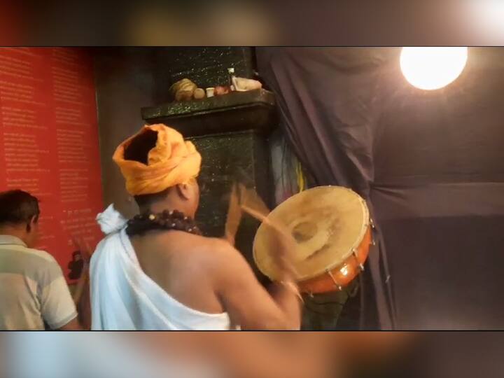 पहाटेपासून शतरुद्राभिषेक, विशेष रुद्र पठण आणि पंचामृत अभिषेक महादेवाला करण्यात आला.