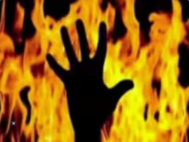 A fire broke out in a private hospital in Hisar, the patient kept screaming and died due to scorching, the family created a lot of ruckus Haryana: हिसार में एक निजी अस्पताल में लगी आग, चिल्लाता रहा मरीज, झुलसकर हुई मौत, परिजनों ने जमकर काटा बवाल