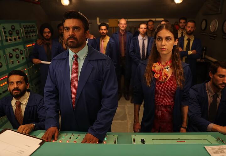 साल 2022 में आई आर माधवन की फिल्म 'रॉकेट्री'. आर माधवन ने ही इस फिल्म को डायरेक्ट भी किया है और खुद फिल्म में मेन रोल में भी रहे. ये फिल्म नंबी नारायणन के जीवन पर आधारित हैं, जो देश के नामी वैज्ञानिक हैं.