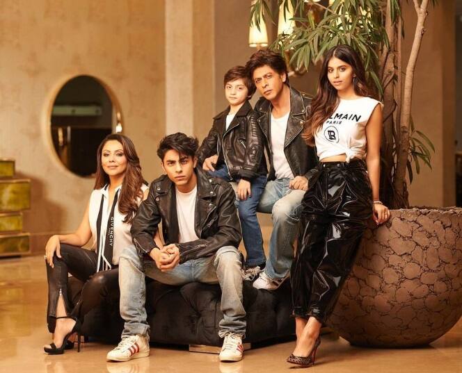 ज्ञात हो, शाहरुख खान का नाम प्रियंका चोपड़ा से जोड़ा गया था. प्रियंका चोपड़ा संग शाहरुख की कई फिल्में आई थीं इसके बाद दोनों के बीच बेहद गहरी दोस्ती की खबरें थीं. इसके बाद से गौरी और शाहरुख के बीच खटपट होने की बातें सामने आई थीं.