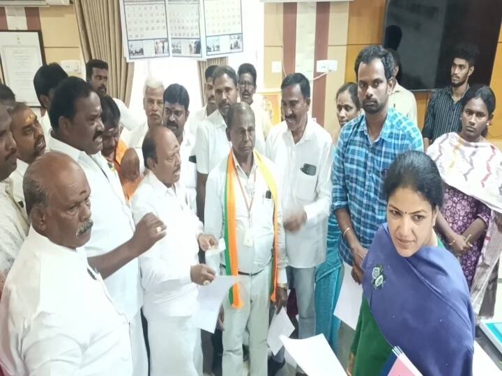 souting and chaos at the release of the draft polling list held under the chairmanship of Kanchipuram District Collector TNN காஞ்சி கலெக்டரை சுற்றி வளைத்த திமுக, அதிமுகவினர்..கலெக்டர் அலுவலகத்தில் நடந்தது என்ன ?