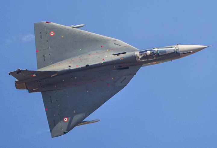 तसंच या क्षेपणास्त्रांमध्ये अतिशय दूर अंतरावरील लक्ष्य विमानातून निश्चित करण्याची यंत्रणाही कार्यान्वित आहे. तसंच त्यांच्यासाठी निश्चित केलेल्या लक्ष्याने आपलं स्थान बदललं तरीही ही क्षेपणास्त्रे बदललेल्या स्थानावरील लक्ष्याचा (mid-course correction) वेध घेण्यात सक्षम आहेत. (PTI PHOTO)