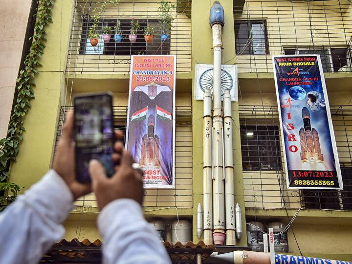 आपको बता दें कि चंद्रयान-3 लैंडिंग के बाद अब रोवर मॉड्यूल इसरो के वैज्ञानिकों के 14 दिवसीय टास्क पर काम शुरू करेगा. उसके विभिन्न कामों में चंद्रमा की सतह के बारे में और जानकारी हासिल करने के लिए वहां प्रयोग करना भी शामिल है. प्रज्ञान रोवर चंद्रमा की सतह पर कई प्रयोग करने के लिए लैंडर मॉड्यूल से बाहर निकलेगा. इसरो के अनुसार, लैंडर और रोवर में पांच वैज्ञानिक उपक्रम (पेलोड) है जिनको लैंडर मॉड्यूल के भीतर रखा गया है.