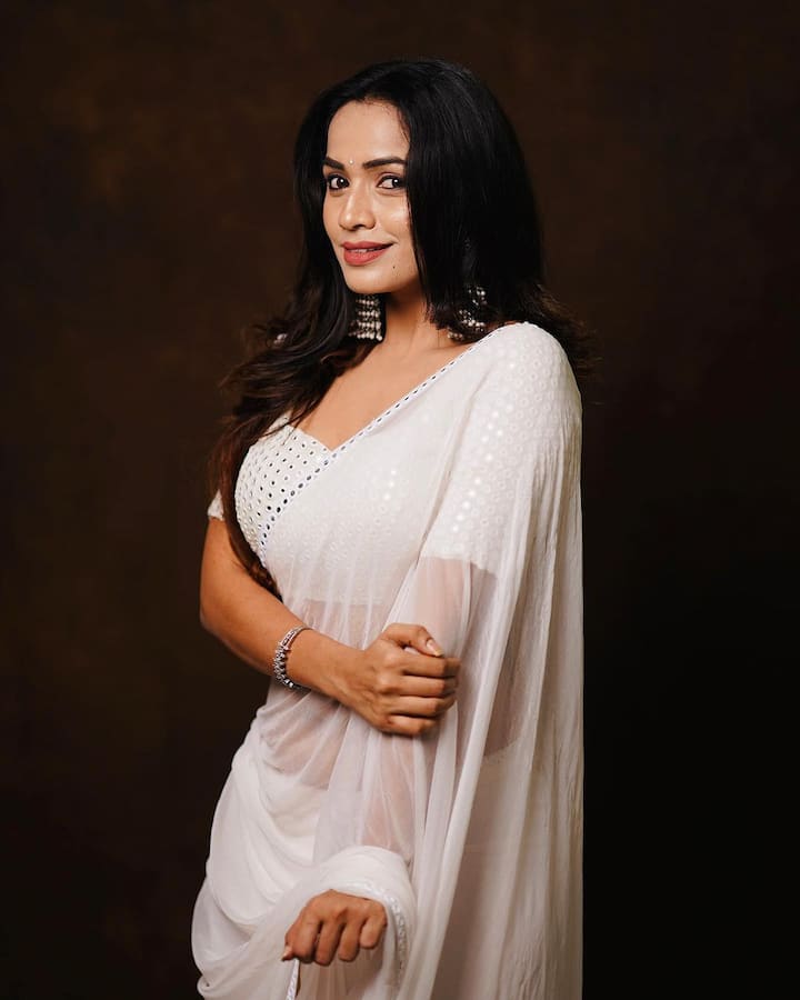 స్మాల్ స్క్రీన్ పై శోభాశెట్టికి ఉన్న క్రేజ్ గురించి ప్రత్యేకంగా చెప్పాల్సిన అవసరం లేదు. కార్తీక దీపం సీరియల్ లో విలన్ మోనితగా ఫుల్ మార్కులు కొట్టేసింది. కన్నడంలో, తెలుగులో చాలా సీరియల్స్ లో నటించినా కార్తీకదీపం ద్వారా ఫుల్ ఫాలోయింగ్ సంపాదించుకుంది. త్వరలో బిగ్ బాస్ హౌజ్ లో అడుగుపెట్టబోతోందట శోభ.