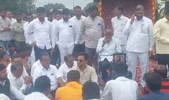 Onion : कुठं कांद्याचे लिलाव सुरु तर कुठं बंद, वाचा एका क्लिकवर स्थिती