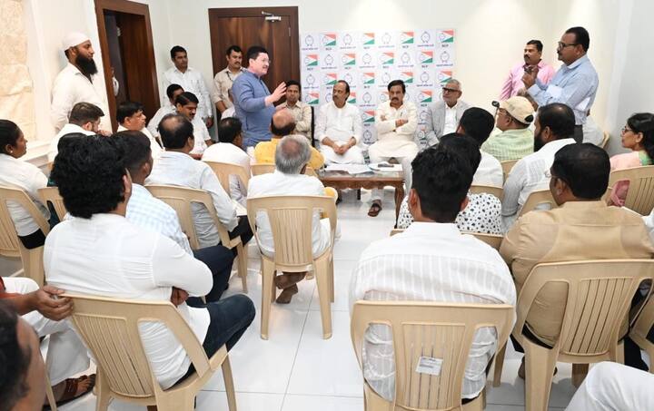 Sangli News Ajit Pawar holds a meeting of officials in Sangli, Jayant Patil supporters present, will the conflict between Pawar and Patil increase Sangli News : अजित पवारांनी घेतली सांगलीतील पदाधिकाऱ्यांची बैठक; जयंत पाटील गटाचे अनेक नेते उपस्थित, पवार-पाटील यांच्यातील संघर्ष वाढणार?