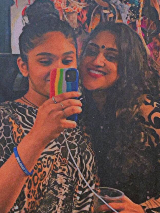 நடிகர் விஜயகுமார் மகள் வனிதா விஜயகுமார். இவர் சில படங்களில் கதாநாயகியாக நடித்திருந்தாலும்,  பிக் பாஸ் சீசன் 3 நிகழ்ச்சியில் கலந்து கொண்டு தமிழ் மக்களிடையே பிரபலமானார்.