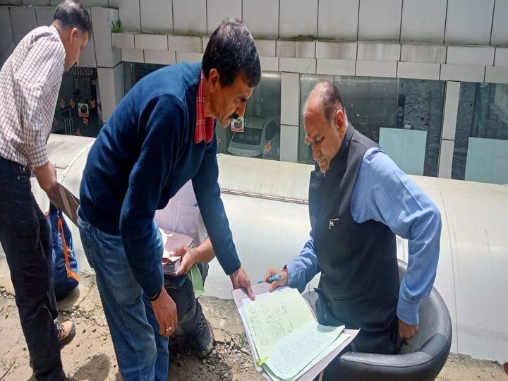 Shimla Mayor Surendra Chauhan made office on roadside ann Himachal: शिमला के मेयर ने रास्ते पर ही बना डाला दफ्तर, सड़क किनारे बैठ निपटा डाली जरूरी फाइलें