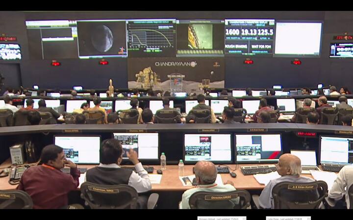 ভারতের হাতের মুঠোয় চাঁদ। অবশেষে অভিযানের ৪১ দিনের মাথায় চন্দ্রপৃষ্ঠে সফলভাবে অবতরণ করেছে চন্দ্রযান ৩। ২৩ অগস্ট ভারতীয় সময় বিকেল ৬টা ৪ মিনিটে চাঁদের দক্ষিণ মেরুর কাছাকাছি সফলভাবে সফট ল্যান্ডিং করেছে ল্যান্ডার বিক্রম।