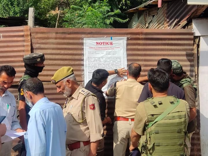 jammu kashmir Police attach property registered in name of grandfather of terrorist associate in Bandipora ANN Jammu Kashmir: आतंकियों के मददगार पर पुलिस का बड़ा एक्शन, दादा के नाम रजिस्टर संपत्ति कुर्क