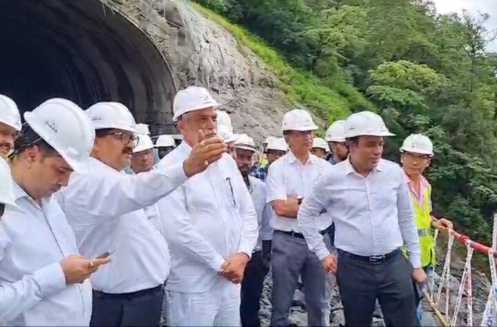 या प्रवासादरम्यान बोरघाटात होणारी अभूतपूर्व वाहतूक कोंडी होते. ही कोंडी या मिसिंग लिंकमुळं फुटेल असा विश्वास सरकारला आहे.