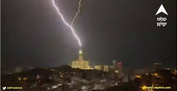 lightning strikes hit clock tower in makkah al mukarramah video viral on social media watch video here Lightning Strike Video: ਮੱਕਾ ਦੇ ਕਲਾਕ ਟਾਵਰ 'ਤੇ ਬਿਜਲੀ ਡਿੱਗਣ ਦੀ ਦਿਲ ਦਹਿਲਾ ਦੇਣ ਵਾਲੀ ਵੀਡੀਓ ਹੋਈ ਵਾਇਰਲ, ਪੂਰਾ ਸ਼ਹਿਰ ਹੈਰਾਨ