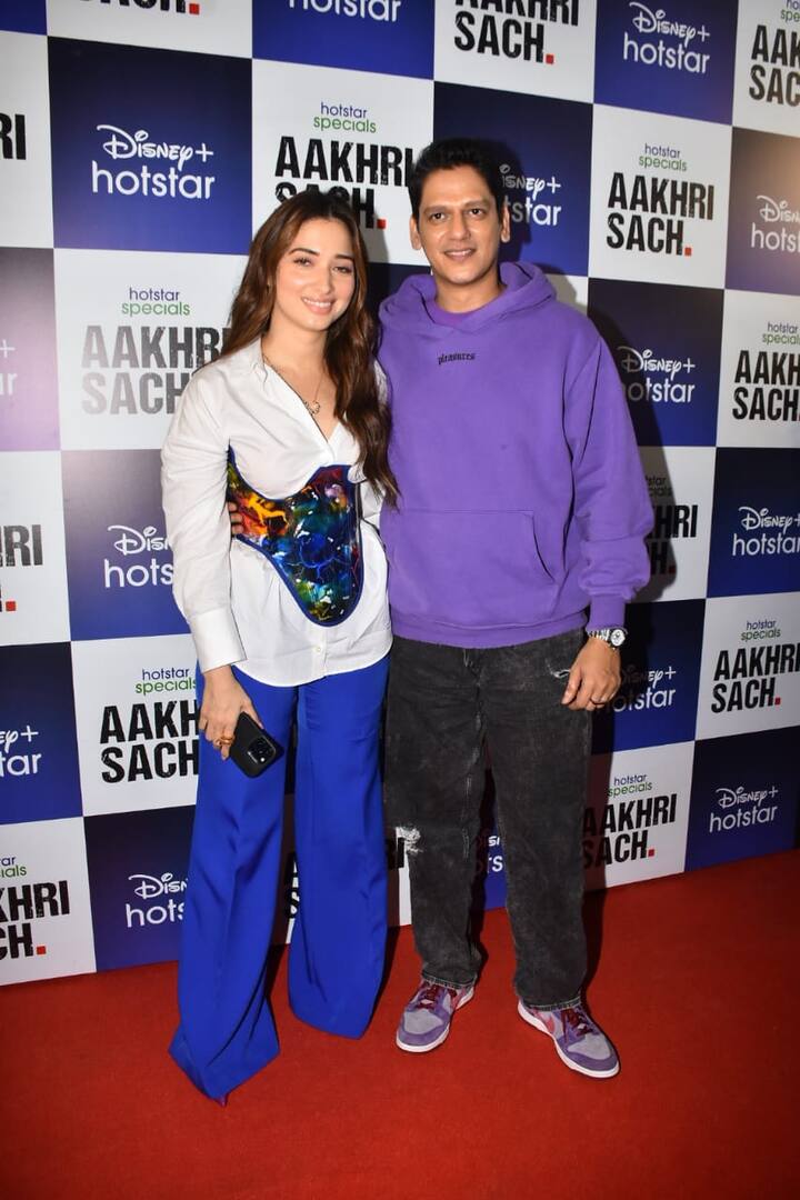 वहीं विजय वर्मा के लुक की बात करें तो उन्होंने पर्पल हुडी के साथ ब्लैक पैंट पहना था.