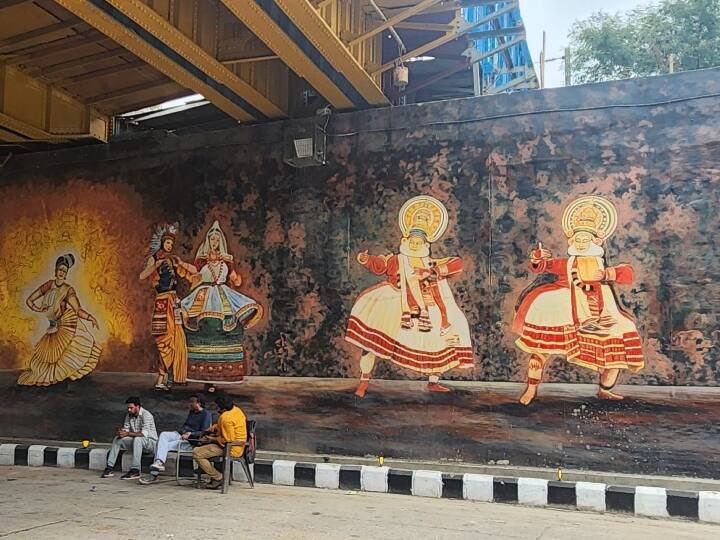 दिल्ली के मूलचंद अंडरपास इलाके में G-20 सम्मेलन के मद्देनजर सुंदर पेंटिंग दीवारों पर उकेरी गई हैं. ऐसी ही सुंदर और मनमोहक आकृति, तस्वीरों को दिल्ली के महत्वपूर्ण स्थानों पर उकेरा गया है जो G-20 की खासियत को दर्शा रहा है और निश्चित ही इसकी तैयारियों में डूबी दिल्ली इस वजह से पहले से ज्यादा खूबसूरत नजर आ रही है.