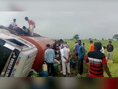 इंडस्ट्रीयल ऑईलची वाहतूक करणाऱ्या टँकरचा आपघात; डिझेल समजून ऑईल नेण्यासाठी नागरिकांची झुंबड