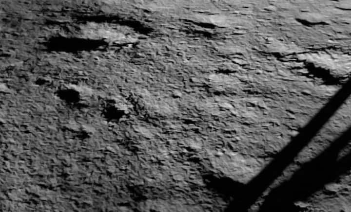 Moon Pictures: भारताचं मिशन मून यशस्वी झालं आहे, त्यानंतर भारत हा पराक्रम करणाऱ्या जगातील काही निवडक देशांमध्ये सामील झाला आहे. चांद्रयान आता चंद्रावरून छायाचित्रं पाठवत आहे.