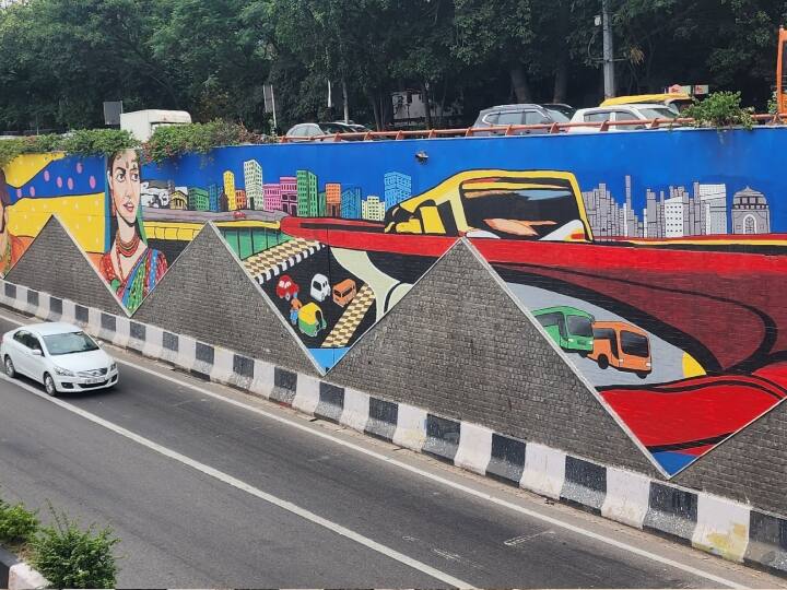 दिल्ली के प्रगति मैदान 9 और 10 सितंबर को शिखर सम्मेलन होना है. इस बात को ध्यान में राते हुए आसपास की सड़कों पर लगाई गई रंग-बिरंगी लाईटों से रात में भी दिन जैसी जगमगाहट नजर आ रही हैं. जिसकी खूबसूरती किसी का भी मन मोहने के लिए काफी है.