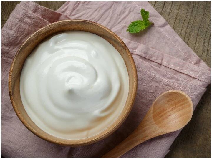 সামার ট্যান বা সান ট্যান তোলার জন্য রান্নাঘরের অনেক জিনিসপত্রই ব্যবহার করা যায়। এর মধ্যে অন্যতম হল টকদই। খুব সহজে ট্যান দূর করতে সাহায্য করে এই উপকরণ।