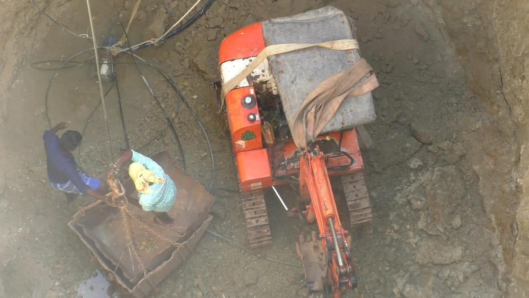 தண்ணீரின்றி காய்ந்து வரும் பயிர்கள்; வறட்சியை சமாளிக்க கிணற்றை ஆழப்படுத்தும் தருமபுரி விவசாயிகள் Dharmapuri farmers are digging agricultural wells and deepening them through boglines to cope with the drought in Dharmapuri district TNN தண்ணீரின்றி காய்ந்து வரும் பயிர்கள்; வறட்சியை சமாளிக்க கிணற்றை ஆழப்படுத்தும் தருமபுரி விவசாயிகள்