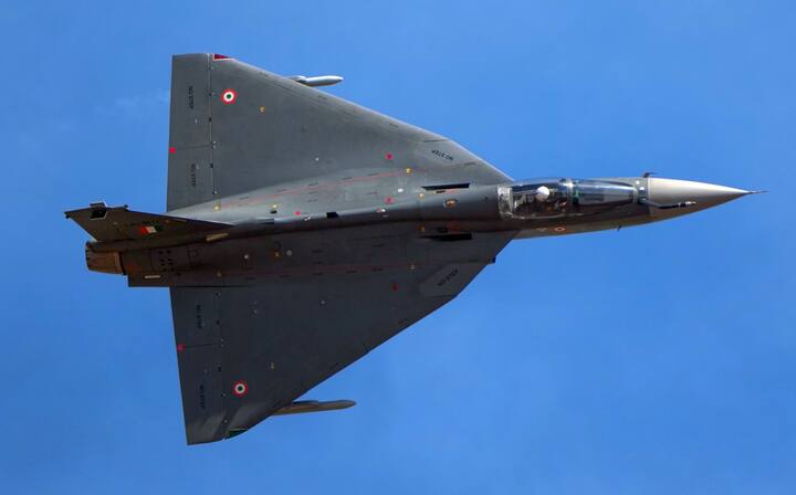 बियॉन्ड व्हिज्युअल रेंज (beyond-visual-range missile - BVR) म्हणजे हवेतून हवेत मारा करणाऱ्या क्षेपणास्त्रांचा प्रकार आहे. ही क्षेपणास्त्रे साधारणपणे नजरेच्या टप्प्याच्या पलीकडील म्हणजे 20 नॉटिकल मैल (nmi) किंवा किलोमीटरच्या भाषेत 37 किलोमीटर अंतराच्या पलीकडील लक्ष्य भेदण्यात सक्षम असतात. (PTI PHOTO)