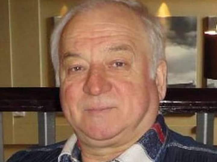 सर्गेई स्क्रिपाल और उनकी बेटी यूलिया मार्च 2018 में ब्रिटिश के कैथेड्रल शहर सैलिसबरी में एक शॉपिंग सेंटर के बाहर बेहोश पाए गए थे. वो एक रूसी एजेंट थे, जिन पर ब्रिटिश खुफिया एजेंसी को रूस के सीक्रेट शेयर करने का आरोप लगाया गया था. हालांकि, रूस ने किसी भी तरह से उन्हें जहर देने की बात कबूलने से मना कर दिया था.