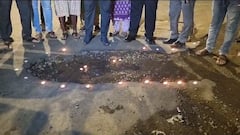 Potholes : खड्ड्यांविरोधात ठाकरे गटाचं अनोखं आंदोलन, बिग बींच्या प्रतीक्षा बंगल्याबाहेरील खड्ड्यात दिवे लावून निषेध