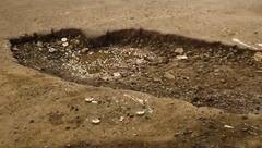 Potholes : खड्ड्यांविरोधात ठाकरे गटाचं अनोखं आंदोलन, बिग बींच्या प्रतीक्षा बंगल्याबाहेरील खड्ड्यात दिवे लावून निषेध