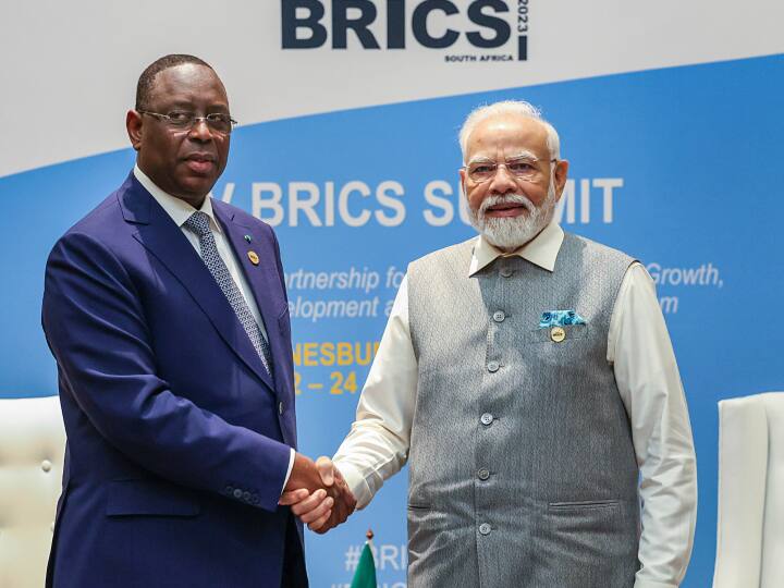 प्रधानमंत्री मोदी ने सेनेगल के राष्ट्रपति मैकी साल से भी मुलाकात की और द्विपक्षीय एवं क्षेत्रीय मुद्दों पर चर्चा की.  मोदी ने ‘एक्स’ पर एक पोस्ट में कहा, “जोहानिसबर्ग में राष्ट्रपति मैकी साल से वार्ता की. भारत सेनेगल को एक मूल्यवान विकास भागीदार मानता है. हमने अपनी बैठक में ऊर्जा, बुनियादी ढांचे, रक्षा और अन्य क्षेत्रों पर चर्चा की.”  विदेश मंत्रालय के प्रवक्ता ने कहा कि दोनों नेताओं ने एक “सार्थक बैठक” की, जिस दौरान राष्ट्रपति साल ने चंद्रयान मिशन की सफलता पर प्रधानमंत्री मोदी को बधाई दी और कहा कि यह वैश्विक दक्षिण (ग्लोबल साउथ) के लिए एक प्रेरणा है. बागची ने कहा, “उन्होंने (साल ने) विकासशील दुनिया की प्राथमिकताओं की वकालत करने में प्रधानमंत्री के नेतृत्व की सराहना की. ”