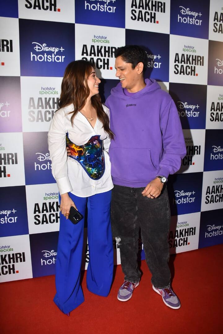 लुक की बात करें तो तमन्ना ने व्हाइट शर्ट के साथ ब्लू ट्राउजर कैरी किया था.