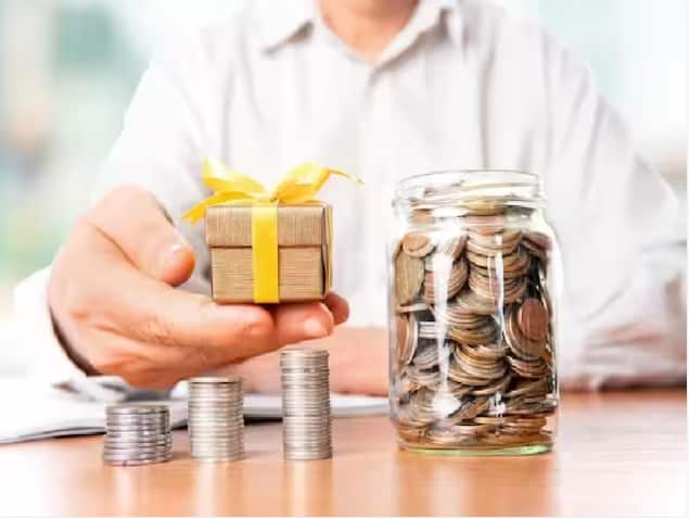 Financial Gifts: ਭੈਣ-ਭਰਾ ਦੇ ਜੀਵਨ ਵਿੱਚ ਰੱਖੜੀ ਦਾ ਤਿਉਹਾਰ ਬਹੁਤ ਮਹੱਤਵ ਰੱਖਦਾ ਹੈ। ਅਜਿਹੇ 'ਚ ਇਸ ਖਾਸ ਮੌਕੇ 'ਤੇ ਤੁਸੀਂ ਆਪਣੀ ਭੈਣ ਨੂੰ ਕੁੱਝ ਖਾਸ ਵਿੱਤੀ ਤੋਹਫਾ ਦੇ ਸਕਦੇ ਹੋ।