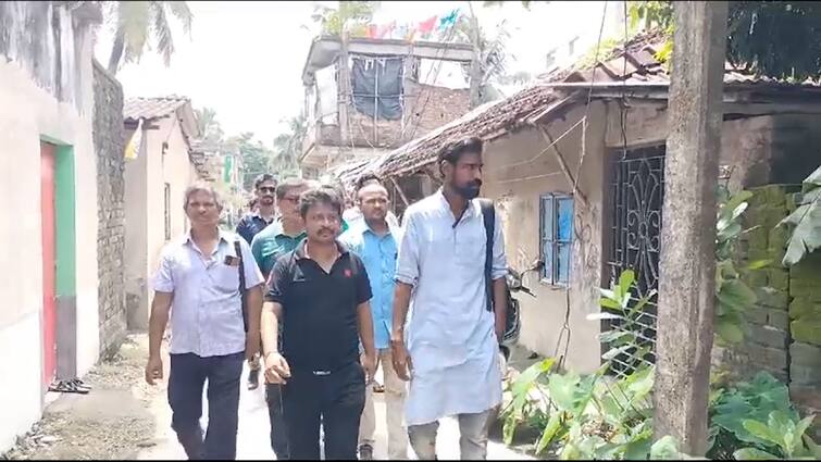 SFI State President Pratikur Rahaman Led Representatives Went To Meet Family Of Dead Student At Kakdwip South 24 Parganas:কাকদ্বীপে মৃত স্কুলছাত্রের বাড়িতে এসএফআইয়ের রাজ্য সভাপতি-সহ বাম প্রতিনিধিদল