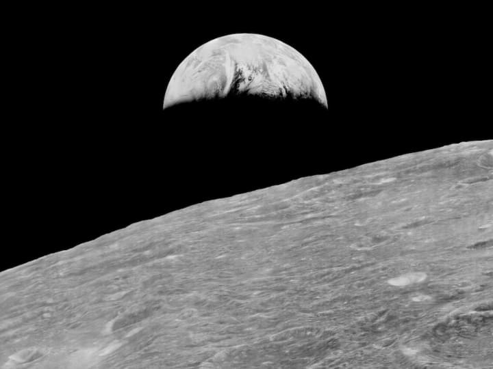 Moon Pictures: भारत का मिशन मून सफल हो गया है, जिसके बाद भारत दुनिया के उन चुनिंदा देशों में शामिल हो गया है, जो ये कारनामा कर चुके हैं. चंद्रयान अब चांद से तस्वीरें भेज रहा है.