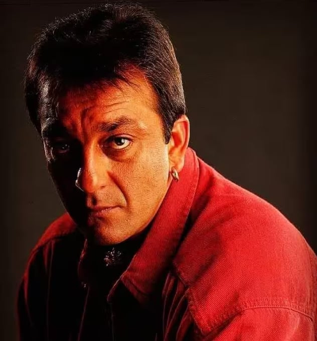 ਇਸ ਦੇ ਨਾਲ ਹੀ ਸੰਜੇ ਦੱਤ ਦੇ ਪ੍ਰਸ਼ੰਸਕਾਂ ਲਈ ਖੁਸ਼ਖਬਰੀ ਹੈ ਕਿ 'ਖਲਨਾਇਕ' ਇੱਕ ਵਾਰ ਫਿਰ ਸਿਨੇਮਾਘਰਾਂ 'ਚ ਰਿਲੀਜ਼ ਹੋ ਰਹੀ ਹੈ। 30 ਸਾਲਾਂ ਬਾਅਦ ਇਹ ਫਿਲਮ ਫਿਰ ਸਿਨੇਮਾਘਰਾਂ 'ਚ ਦਸਤਕ ਦੇਵੇਗੀ।