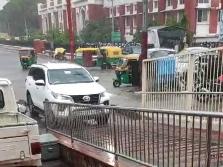 UP minister Dharampal Singh ran car on the ramp of Charbagh railway station in Lucknow Lucknow News: लेट हो गए तो मंत्री जी ने रेलवे स्टेशन के एस्केलेटर तक दौड़ा दी कार, यात्री भी रह गए हैरान